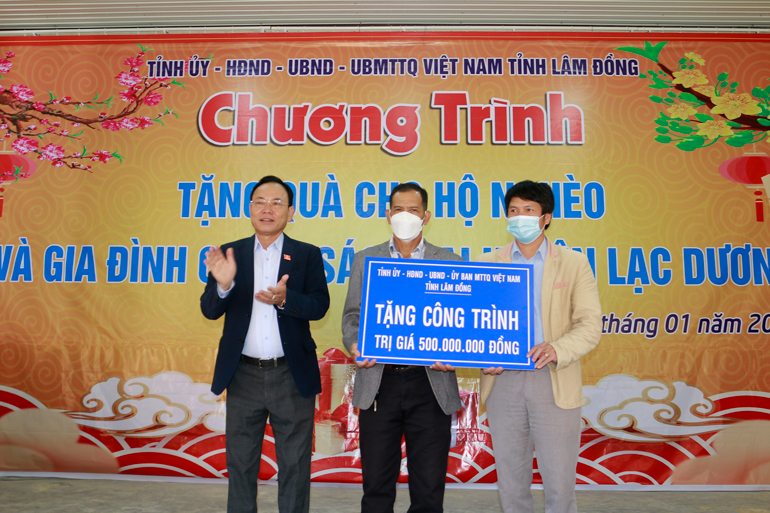 Đồng chí Nguyễn Văn Yên - Ủy viên Ban Thường vụ, Trưởng Ban Nội chính Tỉnh ủy trao tặng công trình trị giá 500 triệu đồng cho xã Đạ Chais