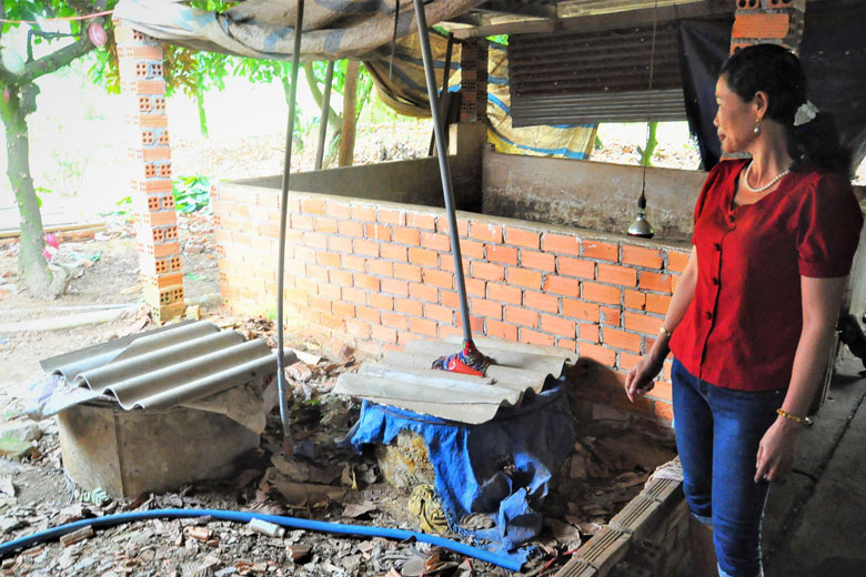 Một hộ gia đình đầu tư xây dựng hệ thống hầm biogas để sử dụng trong chăn nuôi tại huyện Đạ Tẻh.
