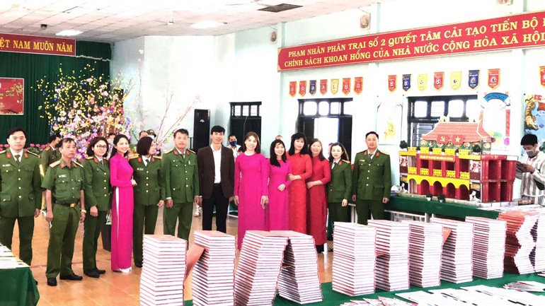 Khai mạc Hội báo Xuân ''Thắp sáng giấc mơ hoàn lương'' tại Trại giam Đại Bình