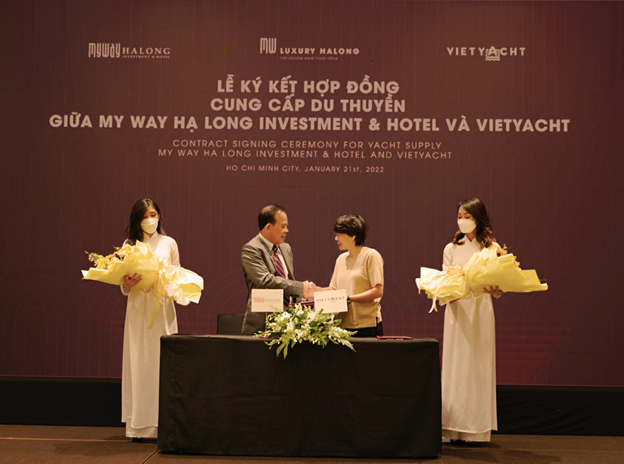 Đại diện My Way Hạ Long Investment & Hotel và VietYacht ký kết hợp tác