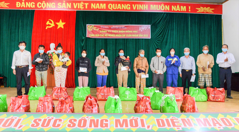 Công ty Thủy điện Đồng Nai tặng quà tết cho người khó khăn tại huyện Đắk Glong (tỉnh Đắk Nông)
