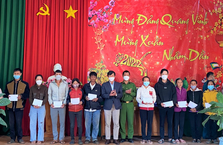 Ông Nguyễn Ngọc Nhi – Chủ tịch UBND huyện Bảo Lâm tặng quà tết cho các hoàn cảnh khó khăn