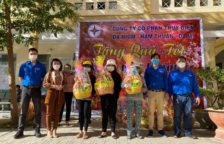 Tặng quà cho người dân tại thị trấn D’ran, huyện Đơn Dương, tỉnh Lâm Đồng