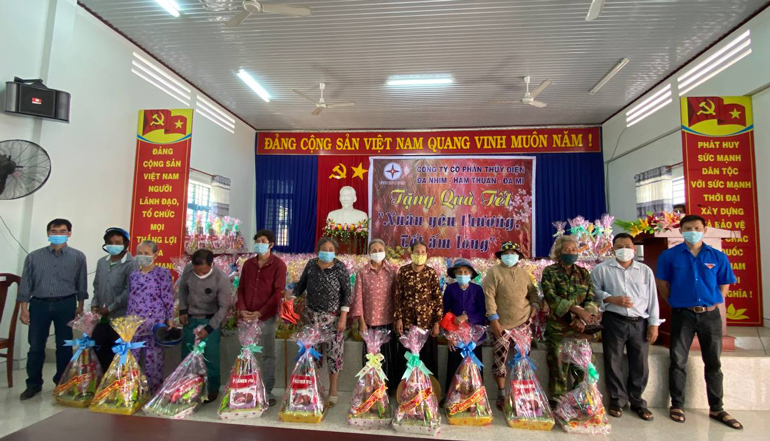 Tặng quà cho người dân tại xã Lâm Sơn, huyện Ninh Sơn, tỉnh Ninh Thuận