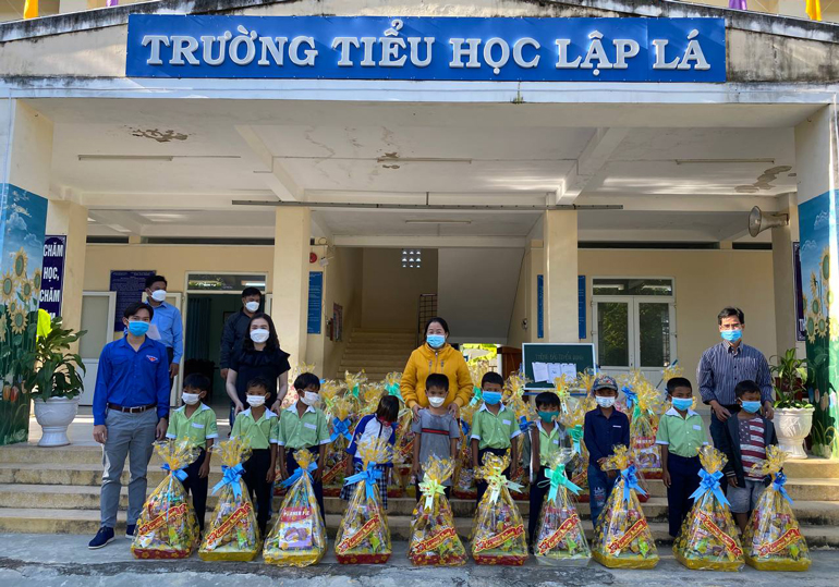 Tặng quà và trao học bổng cho học sinh tại trường tiểu học Lập Lá, xã Lâm Sơn, huyện Ninh Sơn, tỉnh Ninh Thuận