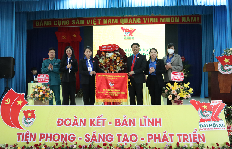 Thành Đoàn Đà Lạt tặng hoa và Cờ thi đua cho Đoàn TNCS Hồ Chí Minh Phường 3