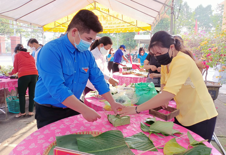 Đoàn viên, thanh niên, hội viên phụ nữ huyện Cát Tiên tham gia gói bánh chưng 