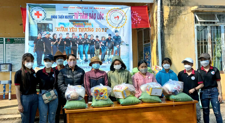 Nhóm từ thiện Từ Tâm tặng quà Tết cho người nghèo xã B'Lá, huyện Bảo Lâm