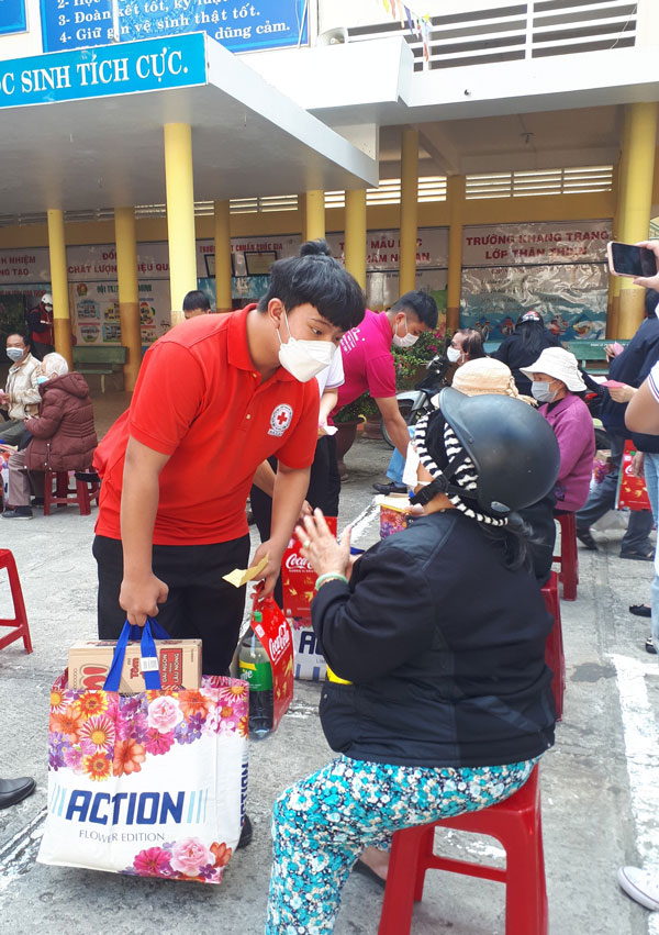 Nhóm thiện nguyện và các cơ quan, tổ chức đoàn thể trao tặng quà, động viên các hộ có hoàn cảnh khó khăn của thành phố Đà Lạt đón Tết ấm áp, an vui