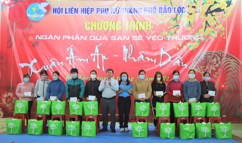 Bảo Lộc: Xuân ấm áp – Nhâm Dần 2022, trao 1.000 phần quà san sẻ cùng phụ nữ khó khăn