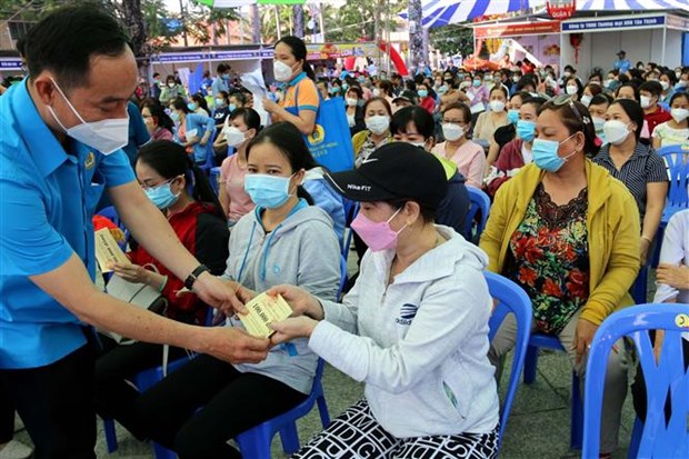 Lãnh đạo Liên đoàn Lao động thành phố trao phiếu mua hàng miễn phí cho công nhân người lao động có hoàn cảnh khó khăn được vui xuân, đón Tết tại công viên Văn Lang, Quận 5 (Thành phố Hồ Chí Minh), ngày 23/1/2022