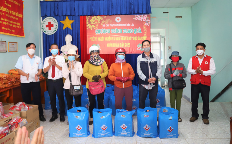 Hội Chữ thập đỏ Bảo Lộc tiếp tục trao quà tết cho người khó khăn