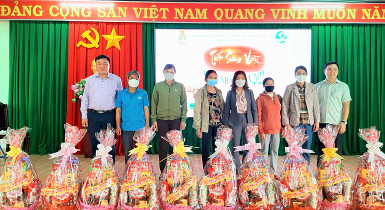 Liên đoàn Lao động huyện và Hội LHPN huyện Bảo Lâm trao tặng quà tết cho đoàn viên, hội viên, người lao động khó khăn tại chương trình Tết sum vầy