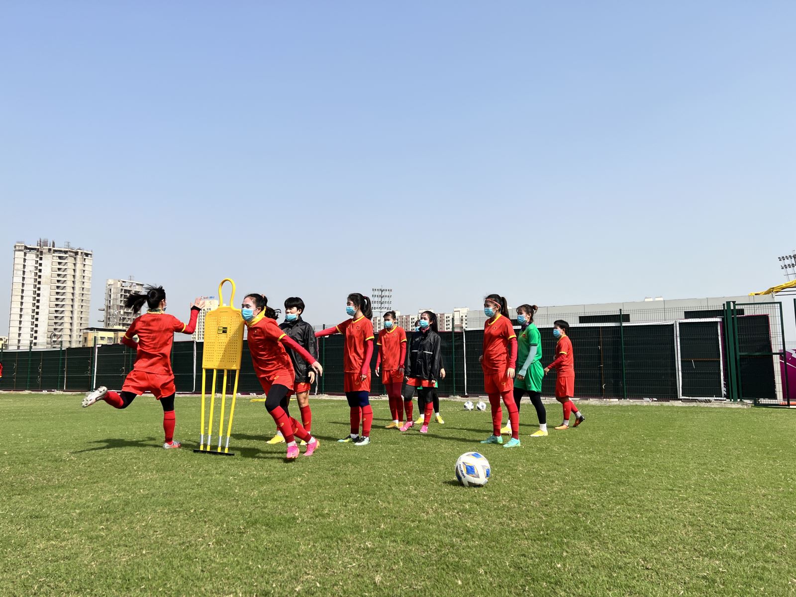 Các nữ cầu thủ miệt mài luyện tập để đạt mục tiêu chiến thắng cho lượt trận cuối vòng bảng ASIAN Cup 2022