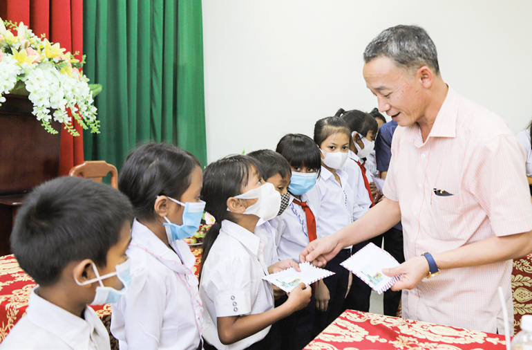 Chủ tịch UBND tỉnh trao tặng học bổng cho học sinh đồng bào dân tộc thiểu số huyện Di Linh nhân dịp năm học mới 2021 - 2022. Ảnh: K.Phúc