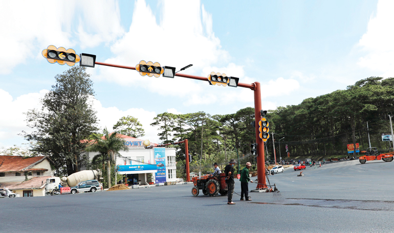 Nút giao thông Kim Cúc, cửa ngõ vào trung tâm thành phố Đà Lạt vừa được nâng cấp, lắp đèn tín hiệu giao thông nhằm giảm ùn tắc giao thông cho thành phố du lịch này