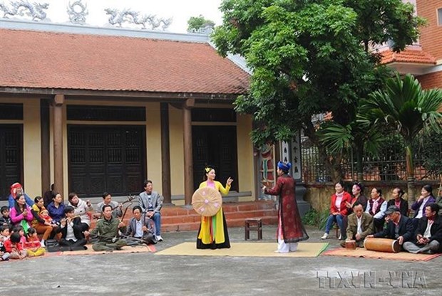 Làng chèo Khuốc (xã Phong Châu, huyện Đông Hưng, tỉnh Thái Bình) là một trong những cái nôi của nghệ thuật hát Chèo dân gian đã được UNESCO công nhận. Năm 2005, Câu lạc bộ UNESCO bảo tồn nghệ thuật sân khấu Chèo Đông Hà được thành lập và tạo dựng được thương hiệu riêng, nức tiếng gần xa với những làn điệu Chèo cổ độc đáo