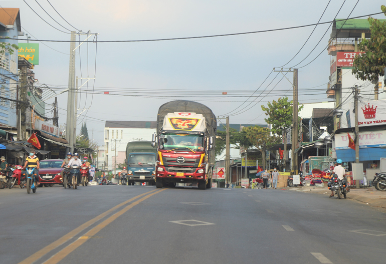 Xe tải chở nông sản lấn làn vượt ẩu ngay cả khu đông dân cư trên địa bàn TP Bảo Lộc