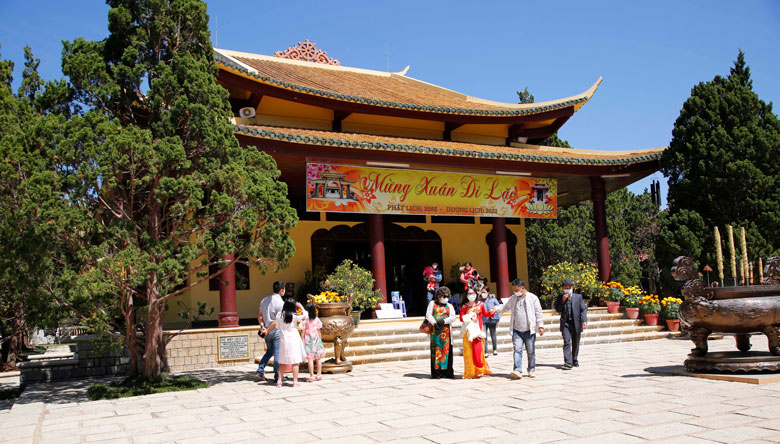 Các cơ sở lưu trú ở Đà Lạt căn bản được sử dụng hết công suất phòng trong tháng Giêng năm Nhâm Dần. Cùng với những khu - điểm du lịch đón khách, chùa và thiền viện ở Đà Lạt cũng là nơi thu hút du khách thập phương du xuân. 