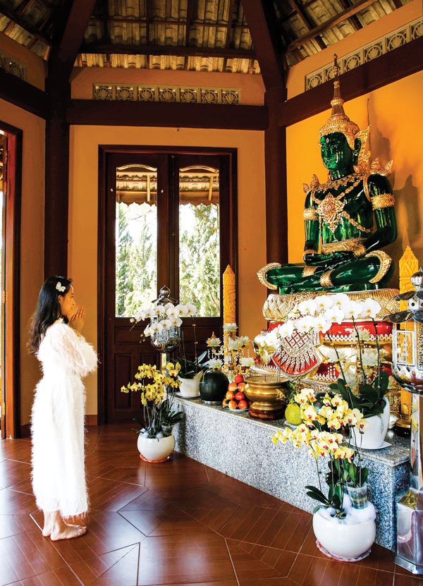 Đi lễ chùa đầu năm là một phong tục tốt đẹp của người Việt Nam. Đi lễ chùa không chỉ để lễ Phật mà còn để vãn cảnh đã ngày càng được các gia đình chú trọng vào mỗi dịp xuân về. Nhưng dù với mục đích gì, người đi lễ nhất thiết phải mang tấm lòng thành kính, thanh tịnh và trang nghiêm