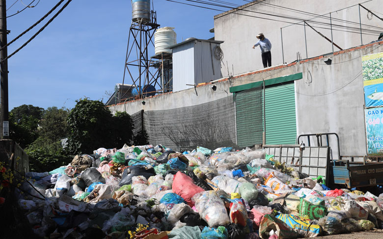 Bãi tập kết rác ứ đọng hàng chục tấn rác thải bốc mùi hôi gây ô nhiễm môi trường nghiêm trọng tại Thôn 8a (xã Lộc Thành)