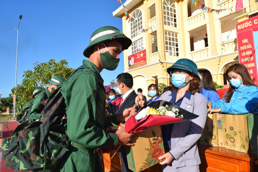 Bà Nguyễn Thị Tố Loan – Phó Chủ tịch HĐND huyện Đức Trọng, tặng quà, động viên các tân binh trước khi lên đường làm nhiệm vụ