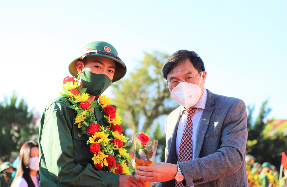 Đồng chí Võ Ngọc Hiệp – Chủ tịch Ủy ban MTTQ tỉnh Lâm Đồng trao hoa và quà động viện các tân binh