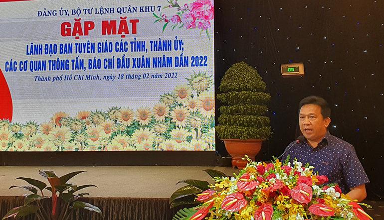 Ông Nguyễn Tấn Lộc - Giám đốc Đài PT-TH Lâm Đồng trao đổi về công tác tuyên truyền của Báo Lâm Đồng và Đài PT-TH Lâm Đồng về ANQP