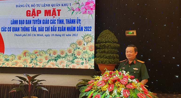 Trung tướng Trần Hoài Trung- Bí thư Đảng ủy, Chính ủy Quân khu phát biểu tại hội nghị