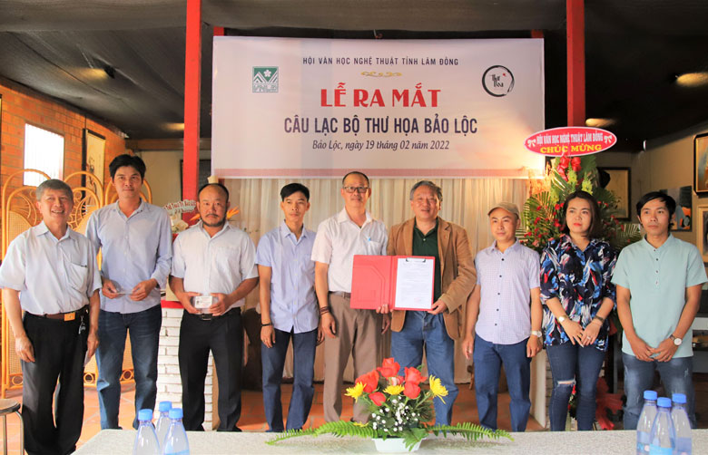 Ông Hà Hữu Nết - Chủ tịch Hội Văn học Nghệ thuật tỉnh Lâm Đồng trao Quyết đinh thành lập Câu lạc Bộ Thư họa Bảo Lộc.