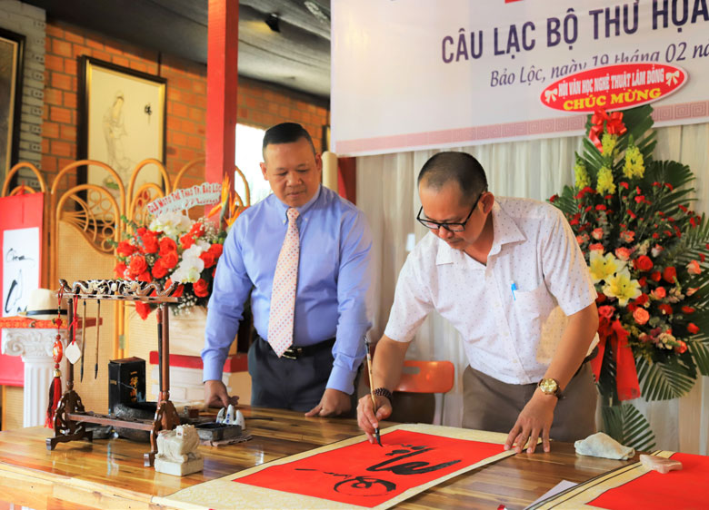 Họa sĩ Giang Phong – Chủ nhiệm Câu lạc bộ viết chữ thư pháp tặng đại biểu dự lễ ra mắt Câu lạc bộ.