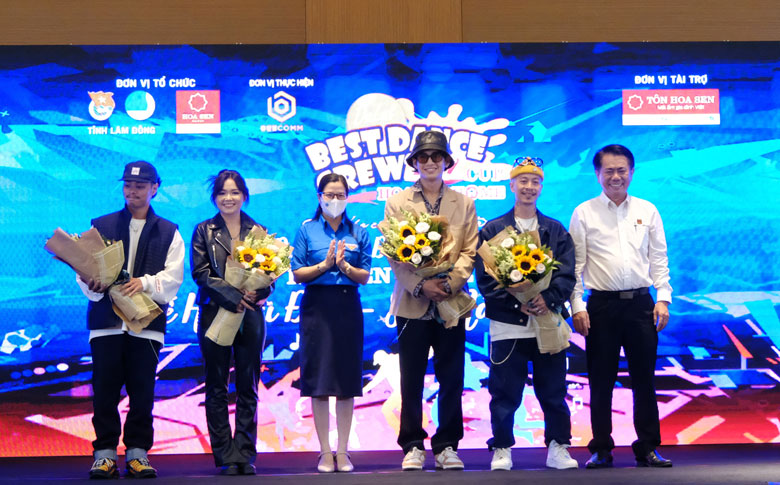 Ban tổ chức tặng hoa Ban giám khảo cuộc thi Dalat Best Dance Crew 2022 - Hoa Sen Home Cup