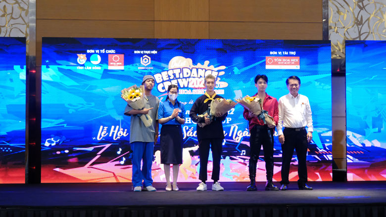 Đại diện Ban tổ chức tặng hoa các nhóm nhảy đã đăng ký tham gia cuộc thi