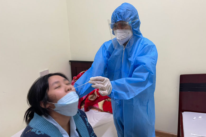 Cán bộ y tế lấy mẫu xét nghiệm SARS-CoV-2 cho bệnh nhân Covid-19 điều trị tại nhà ở TP Đà Lạt