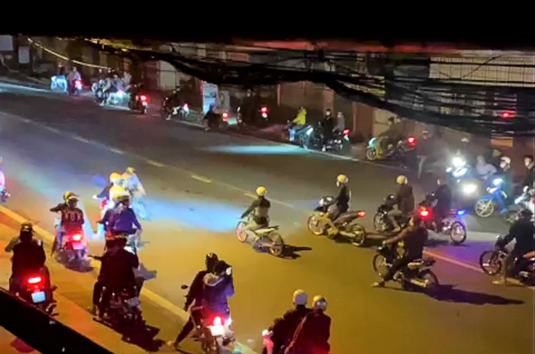 Các quái xế tập trung trên Quốc lộ 20 đoạn qua ngã ba Lộc Sơn (phường Lộc Sơn, TP Bảo Lộc) tổ chức đua xe vào đêm 19 rạng sáng 20/2