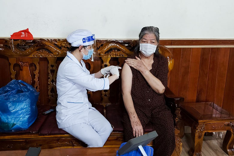 TP Đà Lạt tổ chức tiêm vắc xin phòng Covid-19 tại nhà cho những người đi lại khó khăn