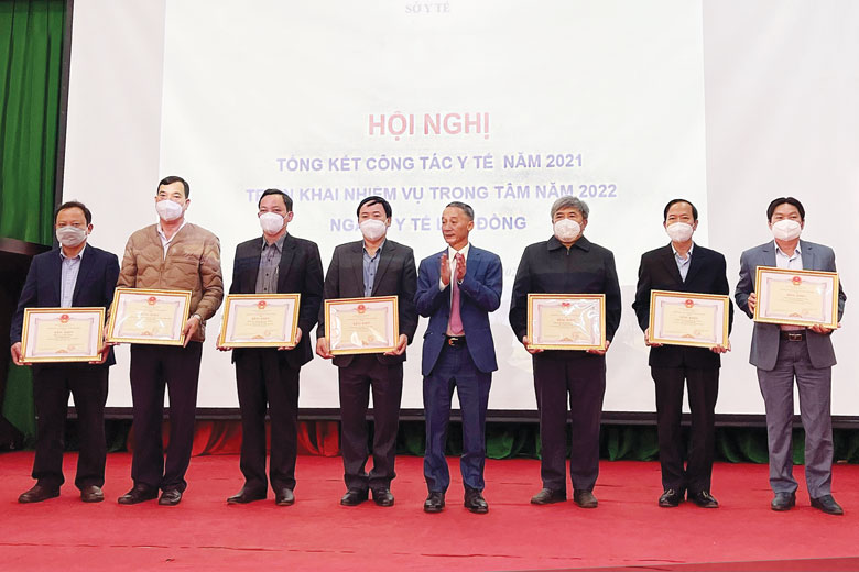 Chủ tịch UBND tỉnh Trần Văn Hiệp tặng Bằng khen cho các điển hình của ngành Y tế Lâm Đồng có thành tích xuất sắc trong công tác phòng, chống dịch COVID-19