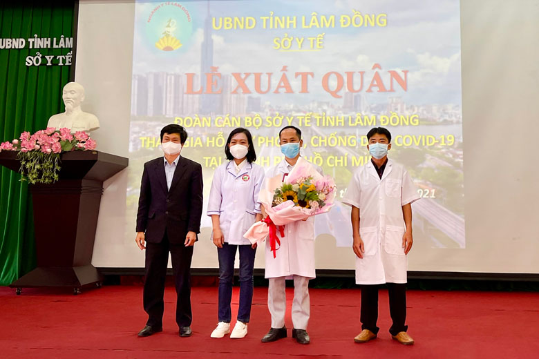 Giám đốc Sở Y tế Lâm Đồng tặng hoa cho đại diện đoàn công tác gồm 50 bác sĩ, điều dưỡng của ngành Y tế Lâm Đồng tham gia hỗ trợ chống dịch COVID-19 tại TP Hồ Chí Minh