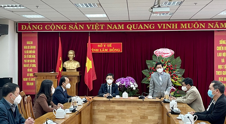 Lãnh đạo tỉnh tặng hoa chúc mừng nhân Ngày Thầy thuốc Việt Nam