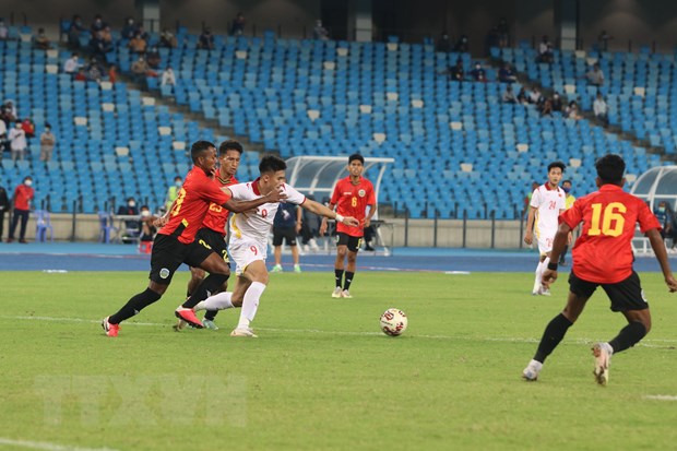 Tranh chấp bóng quyết liệt giữa các cầu thủ Việt Nam và Timor Leste