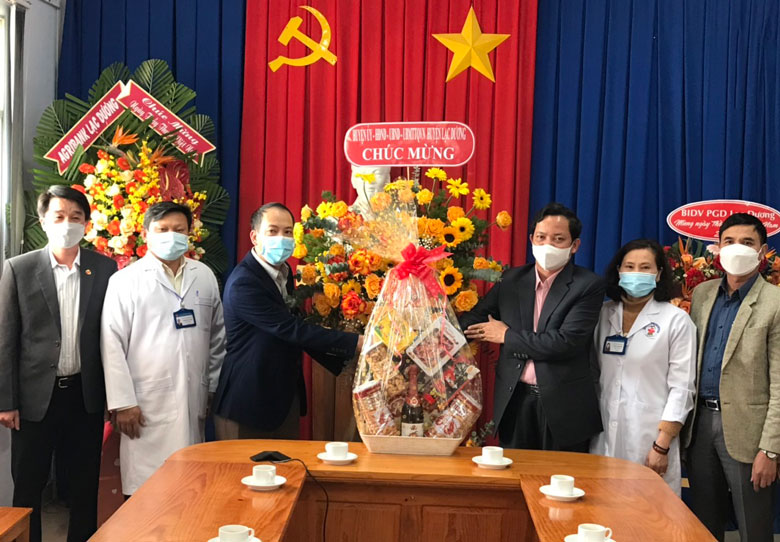 Đồng chí Sử Thanh Hoài - Chủ tịch UBND huyện Lạc Dương thăm, chúc mừng tập thể y, bác sĩ, nhân viên Trung tâm Y tế huyện 