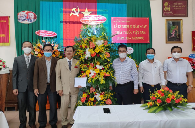 Đồng chí Nguyễn Ngọc Phúc cùng các đồng chí trong đoàn thăm, chúc mừng đội ngũ cán bộ, y bác sỹ tại Trung tâm Y tế huyện Đức Trọng