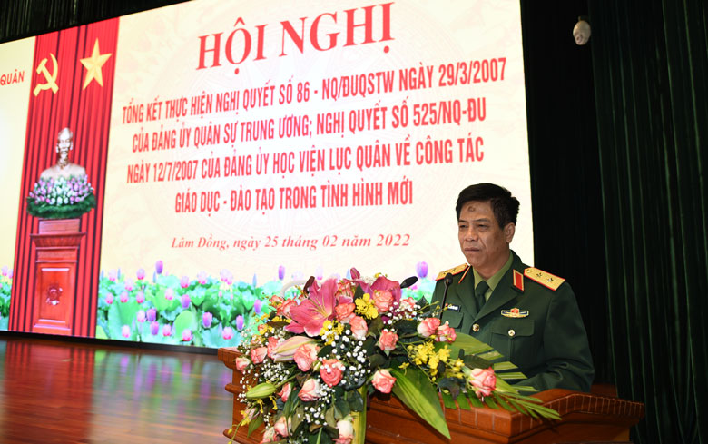 Trung tướng Nguyễn Văn Nghĩa - Phó Tổng Tham mưu trưởng Quân đội Nhân dân Việt Nam phát biểu chỉ đạo tại hội nghị