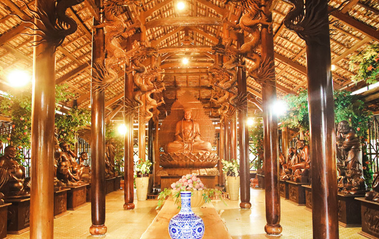 Tượng Phật bằng gỗ dâu nặng hàng chục tấn quý hiếm được lưu giữ tại tháp chuông của Bảo tàng