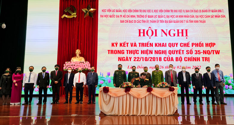 Tỉnh Lâm Đồng cùng các đơn vị ký kết quy chế thực hiện Nghị quyết số 35 của Bộ Chính trị về tăng cường bảo vệ nền tảng tư tưởng của Đảng, đấu tranh phản bác các quan điểm sai trái, thù địch