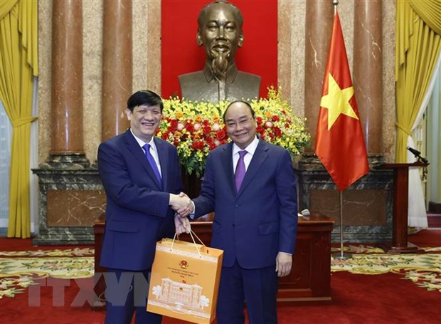 Chủ tịch nước Nguyễn Xuân Phúc tặng quà cho Bộ trưởng Bộ Y tế Nguyễn Thanh Long
