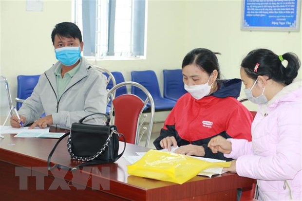 Người lao động đến giải quyết chế độ tại cơ quan Bảo hiểm xã hội huyện Quỳnh Lưu, tỉnh Nghệ An