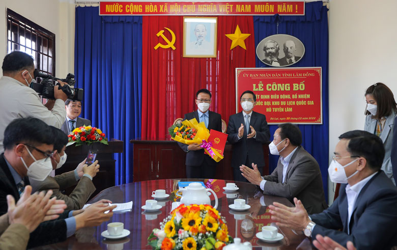 Phó Chủ tịch UBND tỉnh Lâm Đồng Đặng Trí Dũng trao quyết định bổ nhiệm Giám đốc Ban quản lý Khu du lịch Quốc gia hồ Tuyền Lâm cho ông Nguyễn Quốc Tuyến