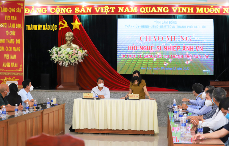 Bà Trần Thị Thu Đông - Chủ tịch Hội nghệ sĩ Nhiếp ảnh Việt Nam trao đổi với lãnh đạo TP Bảo Lộc tại buổi đến thăm và làm việc tại địa phương