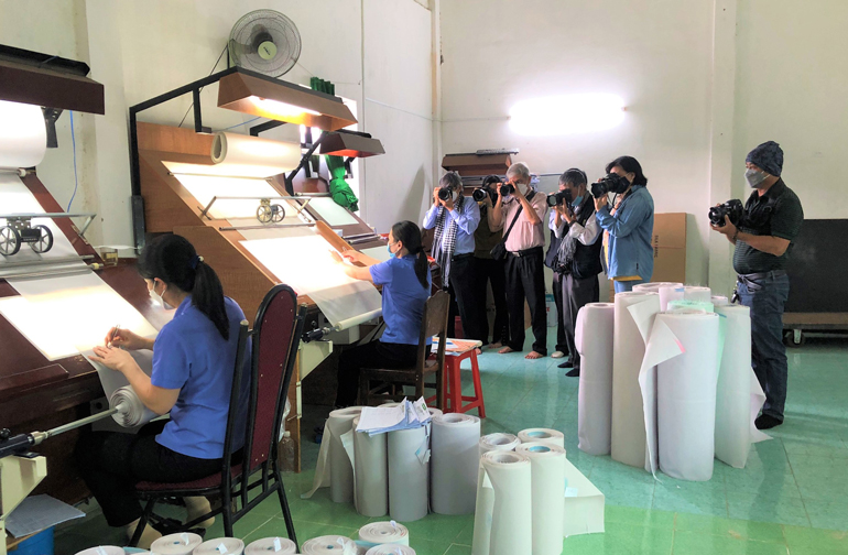 Các nghệ sĩ nhiếp ảnh đi sáng tác thực tế tại một doanh nghiệp sản xuất lụa tơ tằm trên địa bàn TP Bảo Lộc